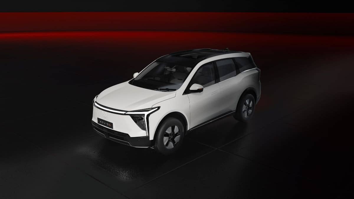 India EV Sales Surge Past 1 Lakh: Mahindra Targets 20% SUV Share as Tata Faces 7-Seater Challenge