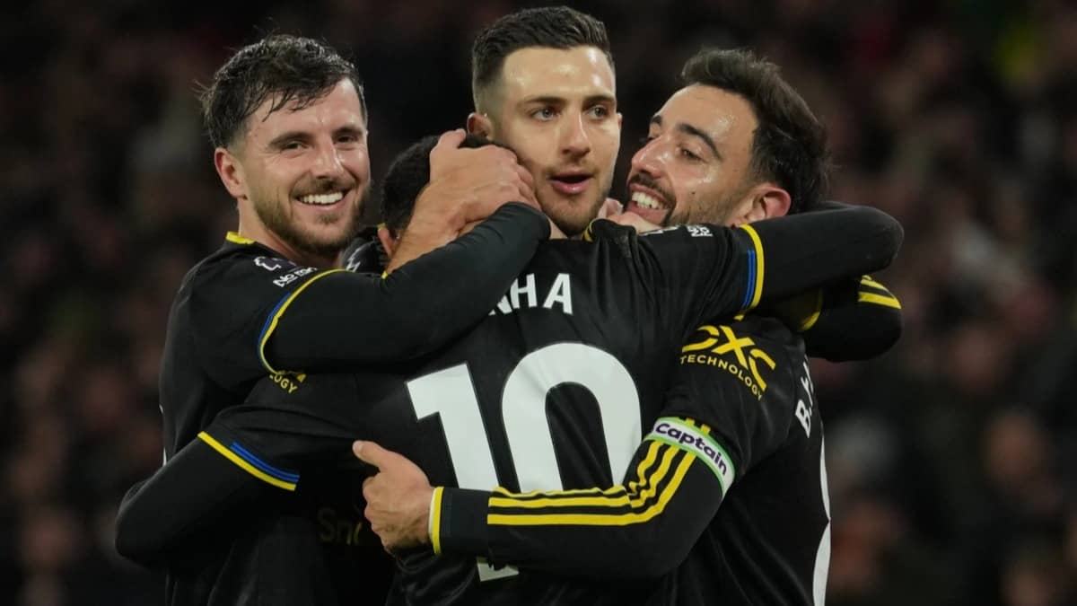 Two-Goal Bruno Fernandes Leads Rampant Manchester United to 4-1 Win At Hapless Wolves