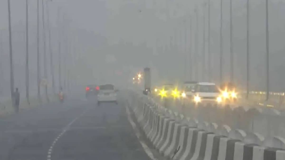IMD Issues Red Alert for Dense Fog in Delhi; 128 Flights Cancelled, Travel Disruptions Worsen