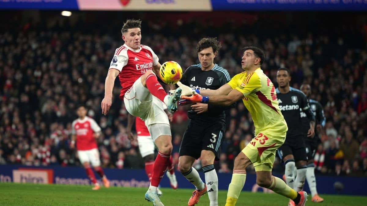 WATCH | Aston Villa Keeper Emi Martinez Engages In Tense Clash With Arsenal Supporters Post-Defeat At Emirates