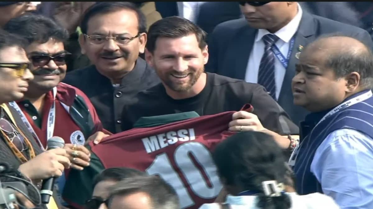 GOAT India Tour 2025: Argentina Superstar Lionel Messi Presented With Mohun Bagan Super Giant Jersey At Salt Lake Stadium