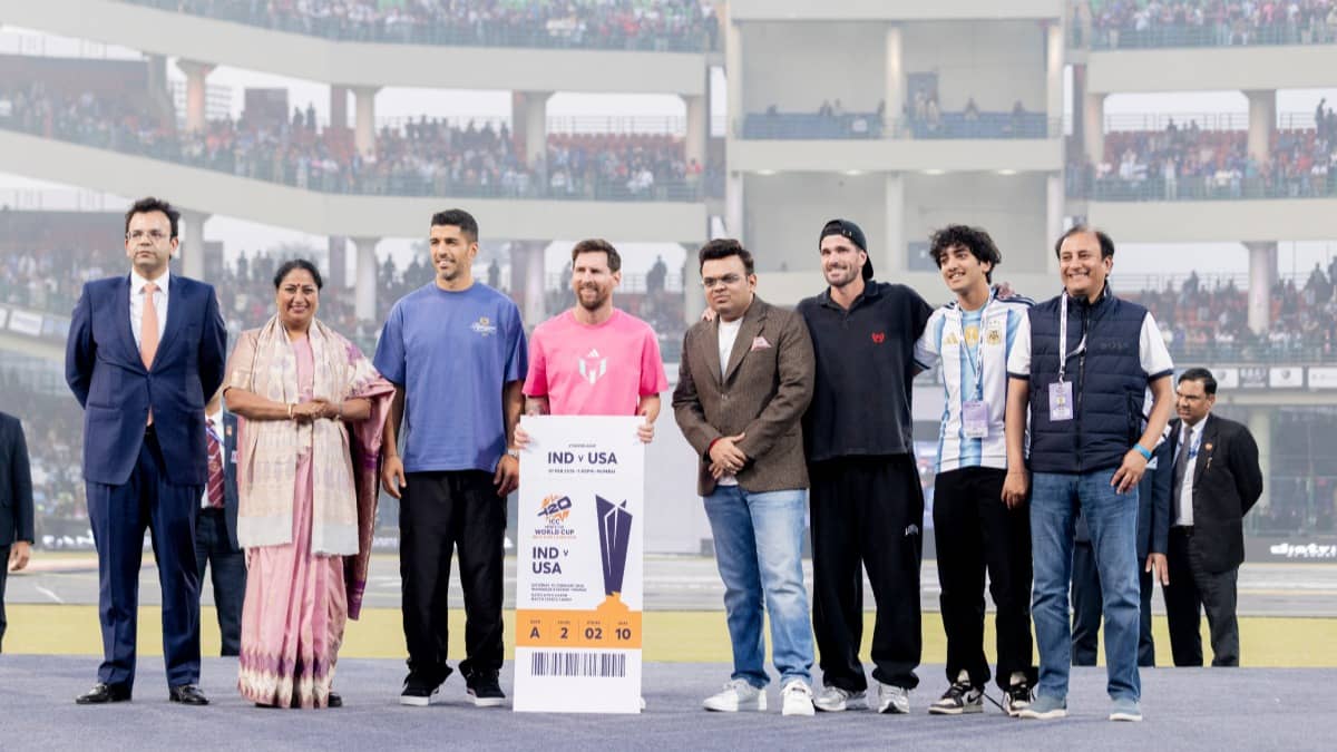 Delhi Crowd Chant ‘AQI’ During CM Rekha Gupta’s Meeting With Lionel Messi At GOAT Tour India