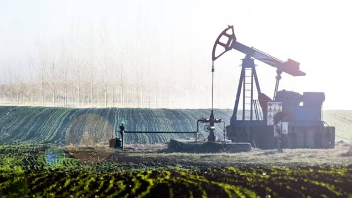 Oil Set To Close Lower For Second Straight Week On Rising Russia-Ukraine Peace Prospects