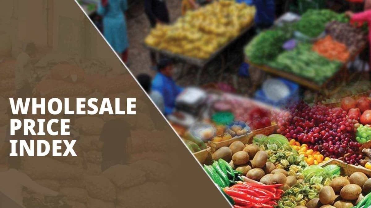 WPI Inflation Narrows to -0.32% in Nov 2025: Economists Flag INR Woes, Commodity Rise Ahead Amid Food Deflation