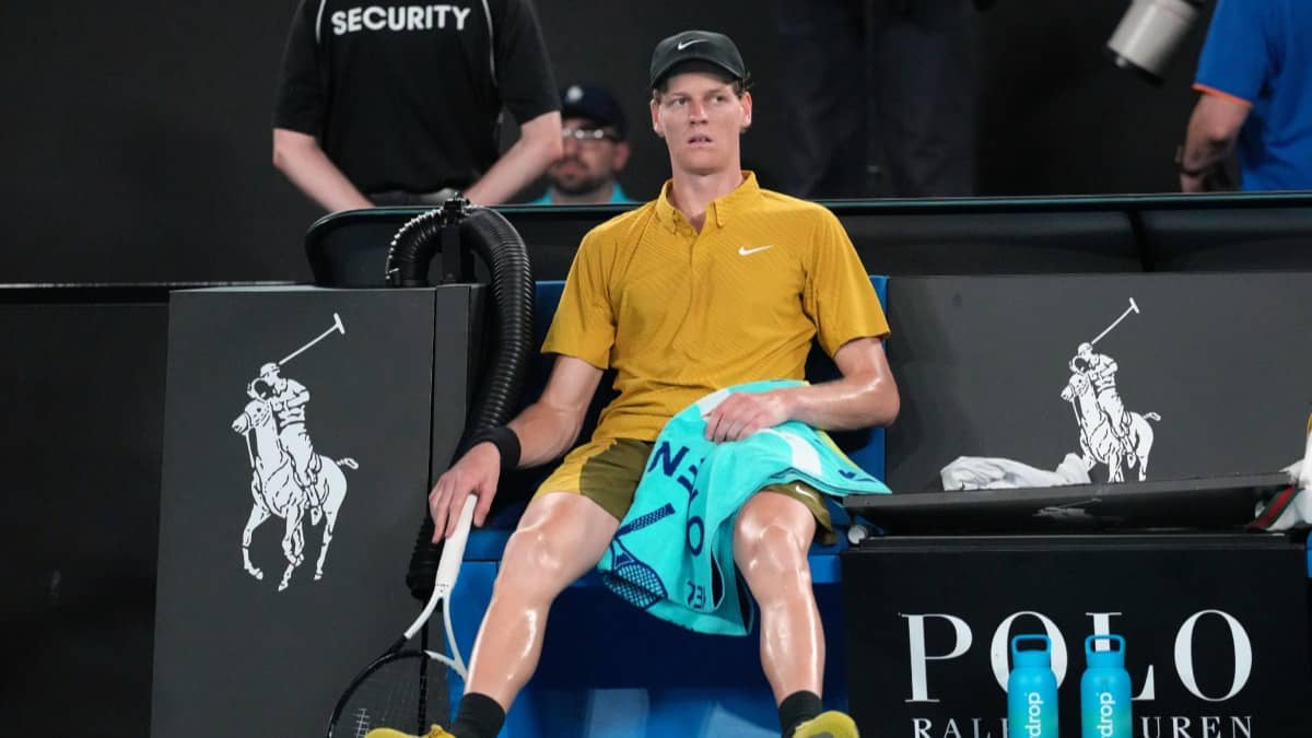 Jannik Sinner Put To Test By Extreme Heat & Cramps, Edges Past Eliot Spizzirri in Australian Open 2026