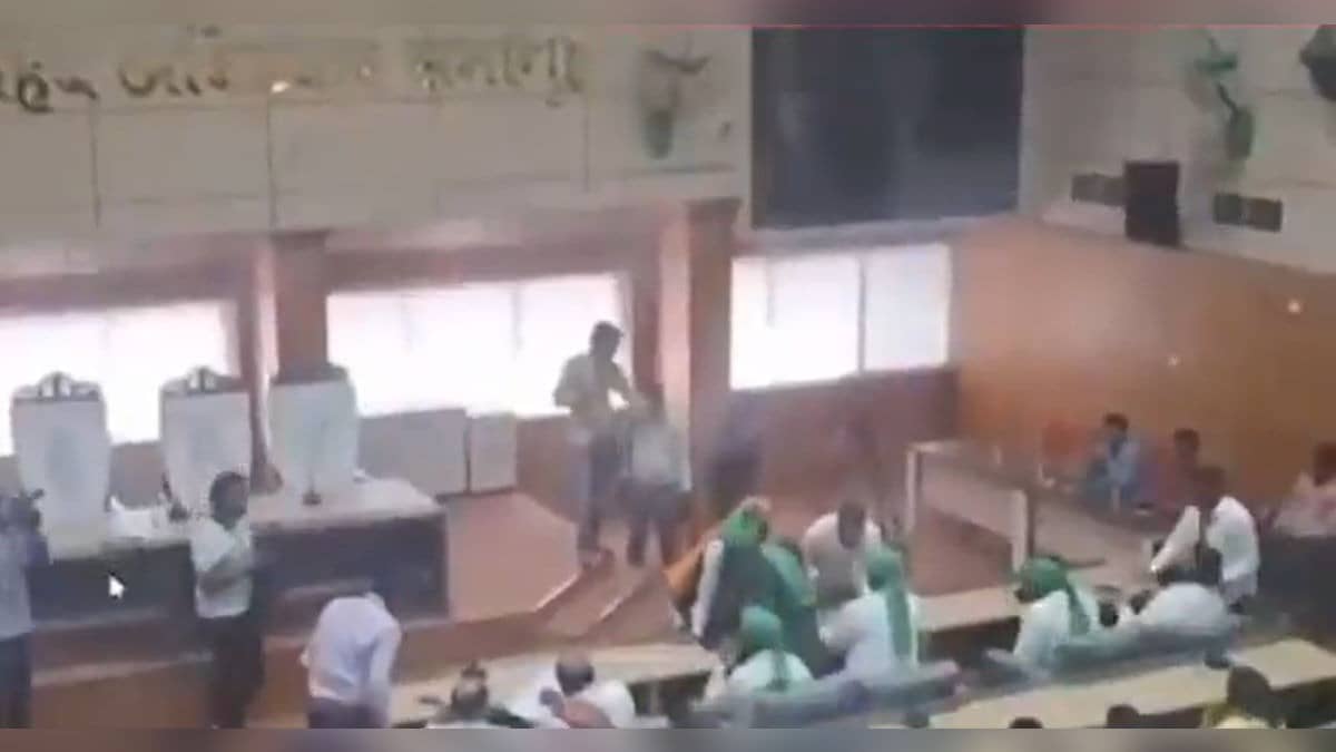 AIMIM Leader Meera Kamble Ditches Secret Voting, Openly Raises Her Hand To Support BJP’s Mayoral Candidate In Amravati; Suspended