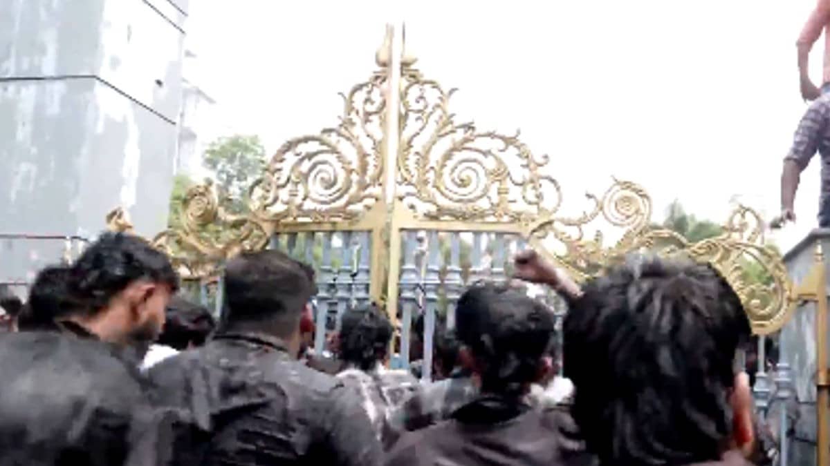 Kerala University: SFI Protestors Clash With Police, Enter Campus Over Youth Festival Funds