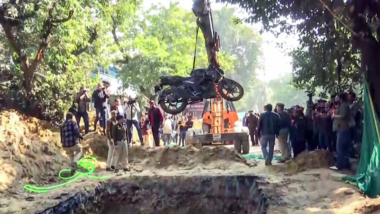 Janakpuri Biker Death Case: Police Trace Key Eyewitness Who Saw Bike Plunge Into Pit