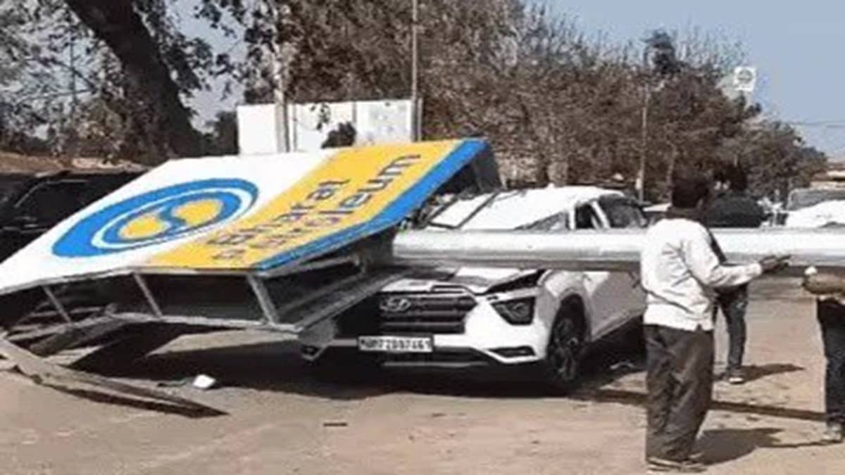 Samajwadi Party Leader Killed As High Mast Pole Collapses Onto Car In UP’s Pratapgarh