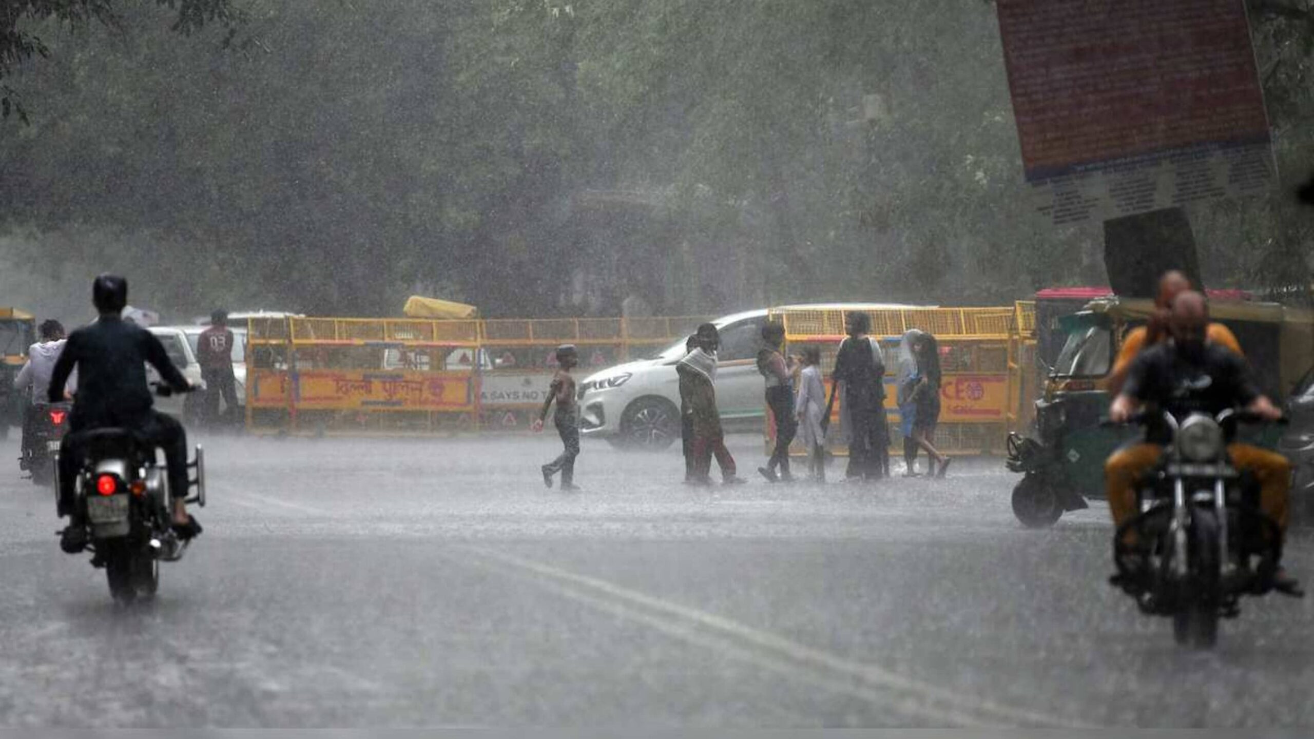 Light Rain Lashes Delhi After Hottest Feb Day in 5 Years; IMD Issues Yellow Alert