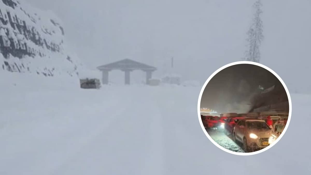 Sudden March Blizzard Strands Over 1,000 Vehicles Near Atal Tunnel