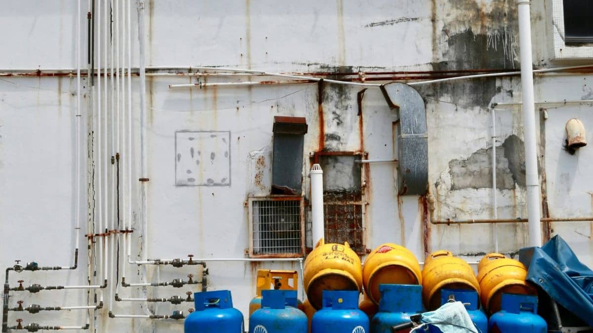 Govt Orders Refiners to Maximise LPG Output; Curbs Petrochemical Diversion as Hormuz War Rages