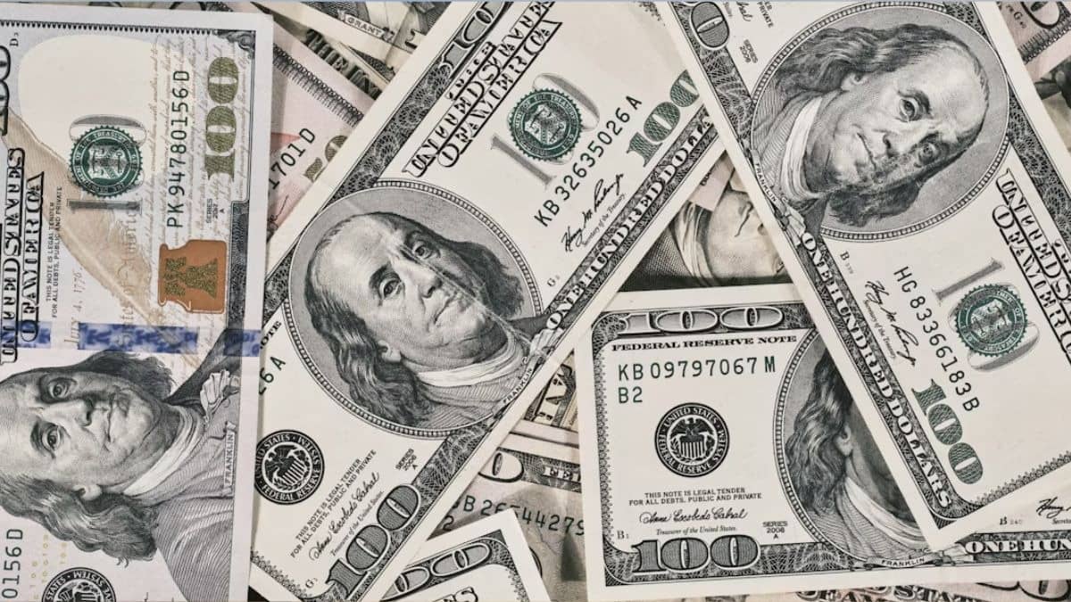 Dollar Climbs With No End In Sight For Iran War; Yen at 20-Month Low