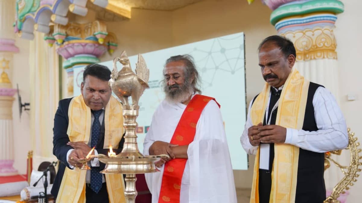 ‘100 Reasons To Create Conflict, One To Build Bridges, Unite Hearts’: Gurudev Sri Sri Ravi Shankar