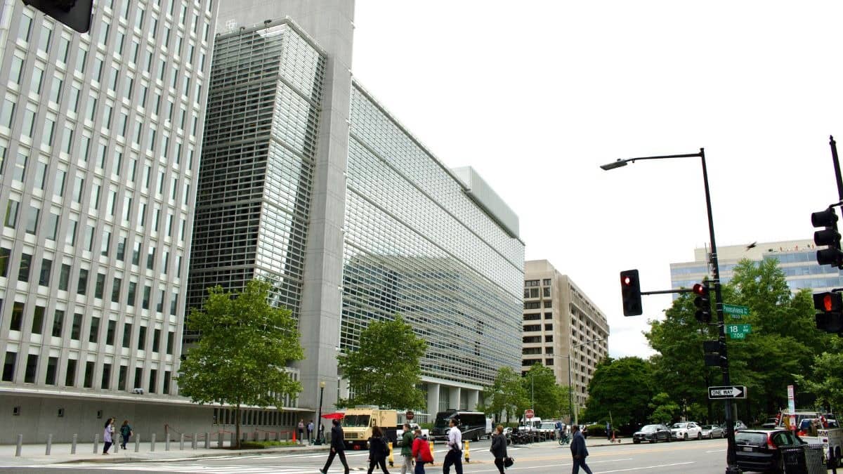 Inflation Fear: Central Banks Pause Rate Cuts as West Asia Conflict Ignites Oil Prices