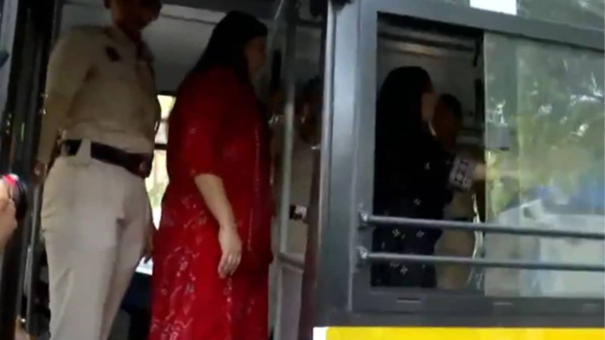 Delhi Police Detain BJP MPs, Deploy Water Cannon To Disperse Women Workers Protesting Against Opposition