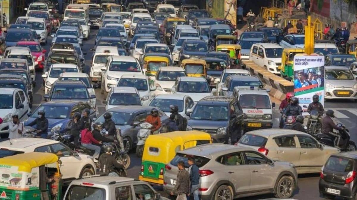 Massive Traffic Jam in Noida After Workers’ Protest Turns Violent; Check Diversions & Alternate Routes Here