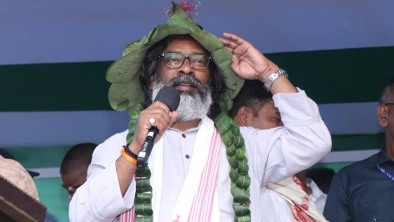 ‘Adivasi-Birodhi Mindset’: TMC Alleges Hemant Soren Denied Permission to Land in Jhargram Amid PM Modi’s Jhalmuri Break