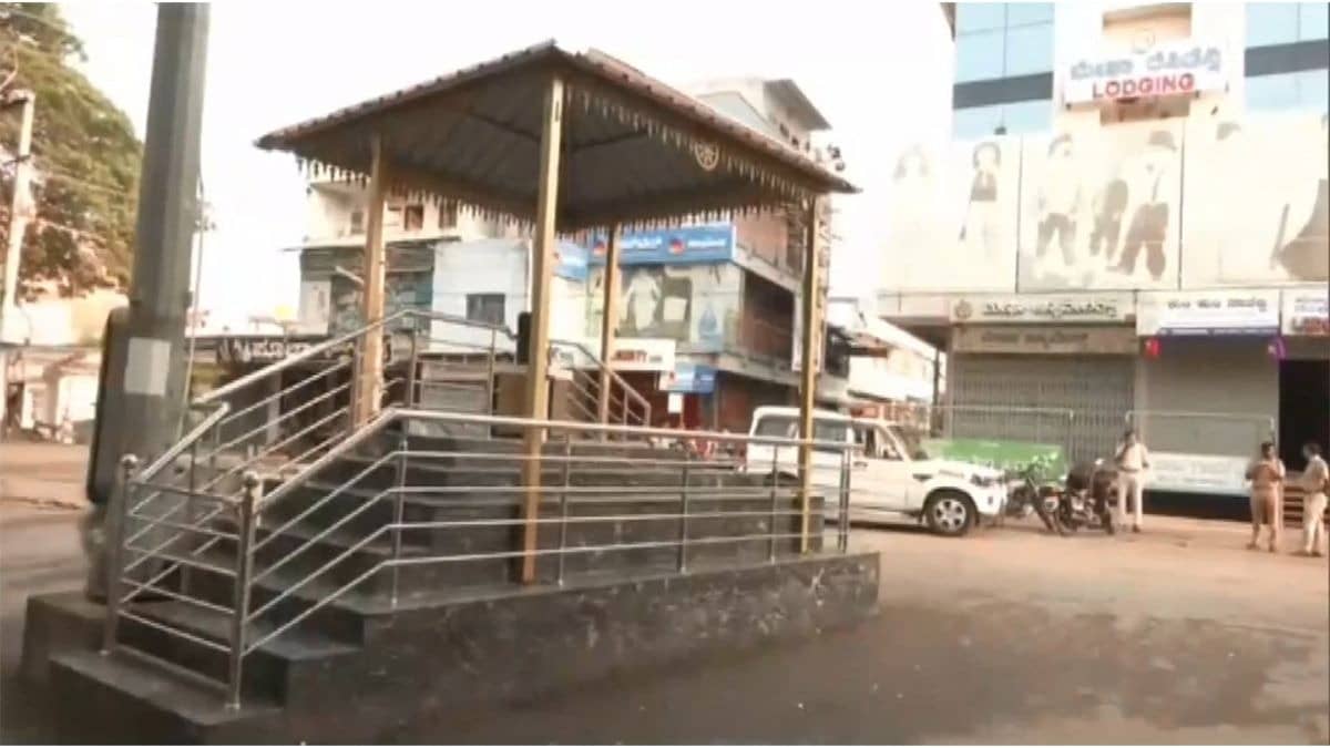 Karnataka: Miscreants Vandalise Mahatma Gandhi’s Statue in Haveri; Police Probe Initiated