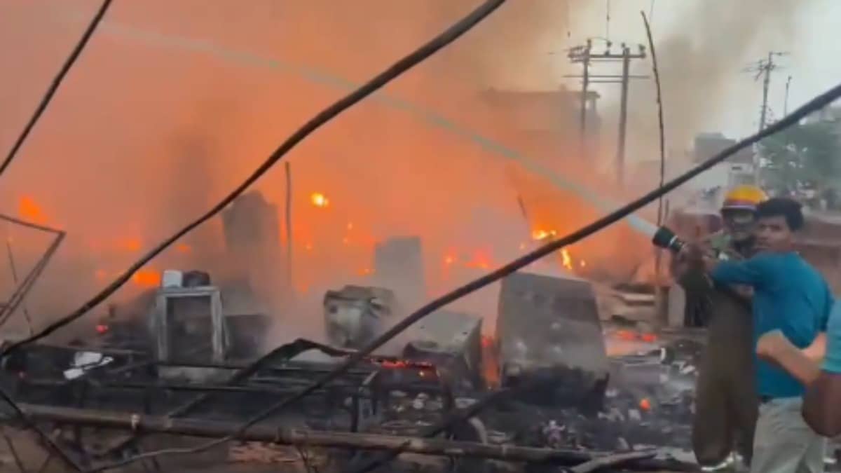 Massive Fire Breaks Out In Lucknow Slum Area | Video