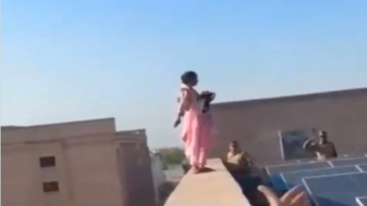Lucknow High Court Drama: Distraught Woman Climbs Roof With Child; Police Thwart Suicide Attempt After Hour-Long Standoff | VIDEO
