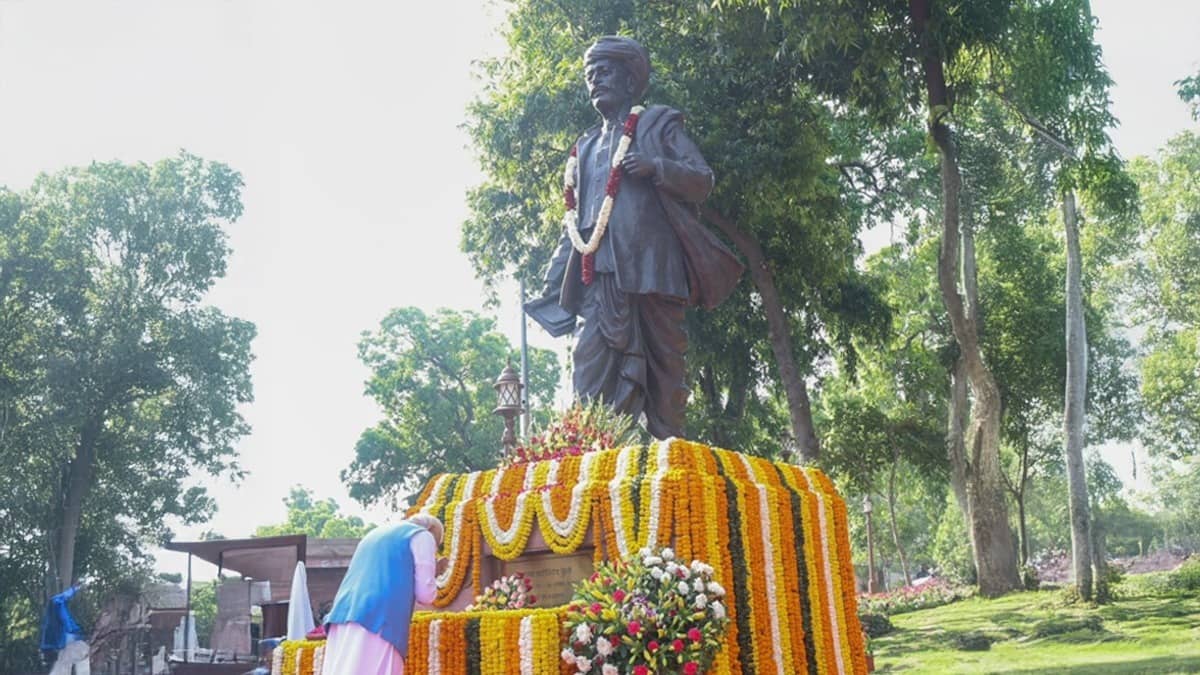 ‘May Mahatma Phule’s Ideals Continue to Give Strength & Hope,’ Says PM Modi After Paying Tribute at Parliament Complex