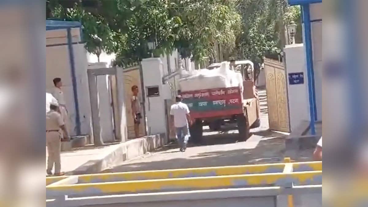 Shifting of Goods Underway at Nitish Kumar’s Residence Amid Suspense Over New CM