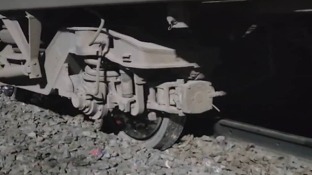 Solapur-Bound Vande Bharat Coach Derails At Pune Station Diamond Crossing, No Injuries Reported | VIDEO