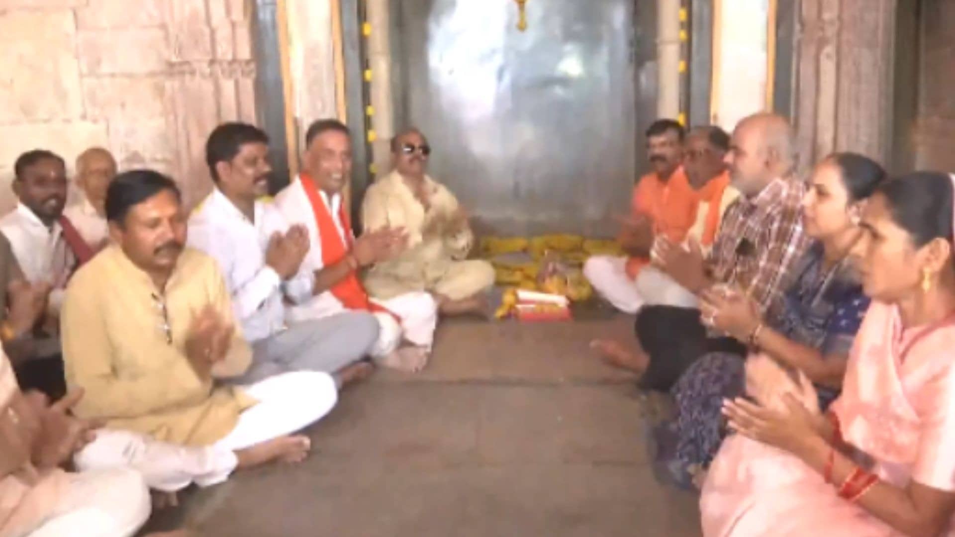 Devotees Offer Prayers at Bhojshala Complex in Dhar After Madhya Pradesh HC’s Verdict