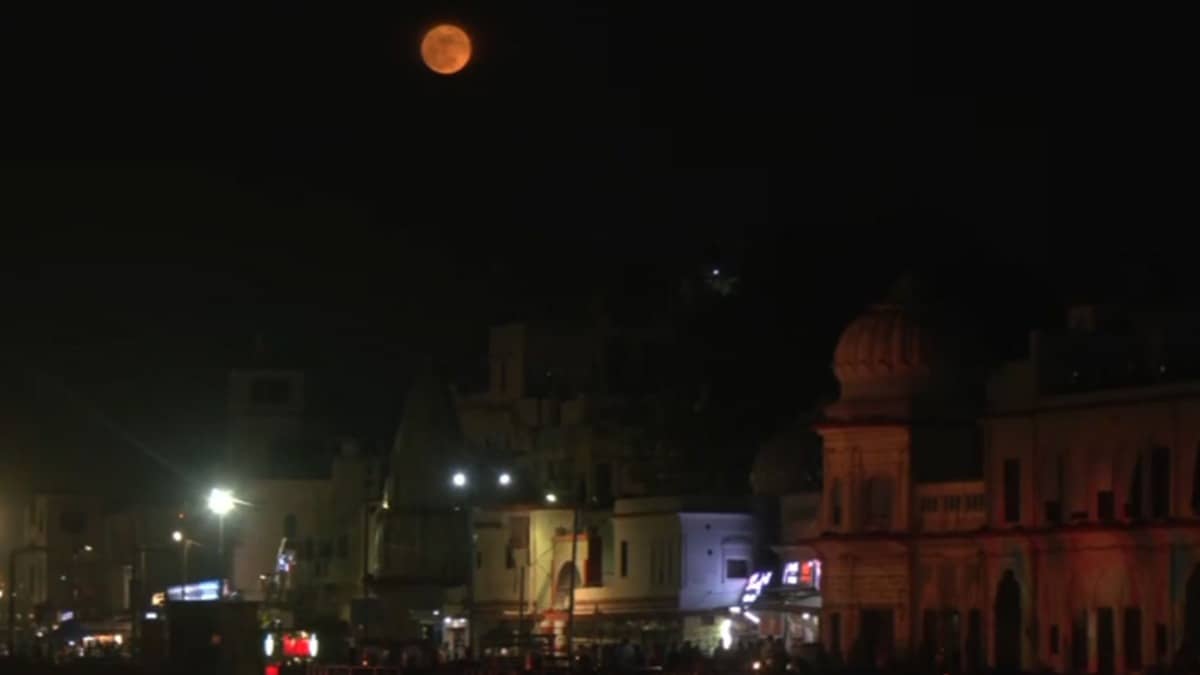 Blue Moon Lights Up Night Sky Over India Gate | Pics Inside