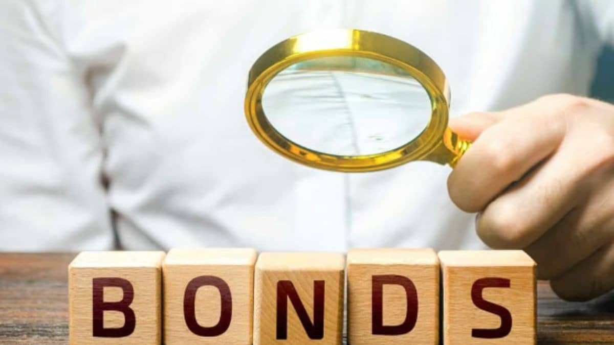 India Bonds Sink Tracking Global Debt Rout, Oil Jump