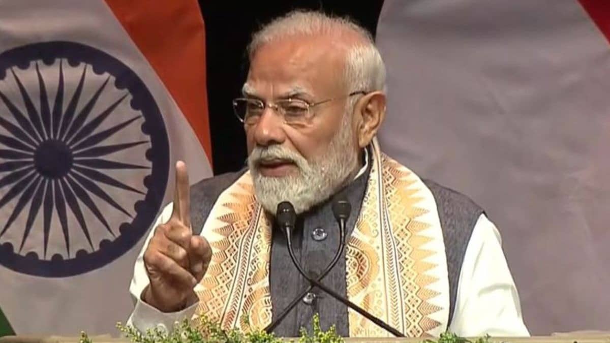 Gelatin Sticks Found on PM Modi’s Bengaluru Route: 6 Policemen Suspended Over Security Lapse