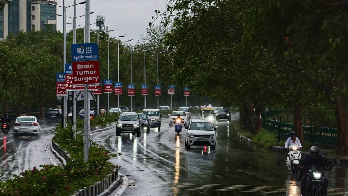 Rain Lashes Delhi, Varanasi, Raipur as Monsoon Advances Over Bay of Bengal Amid Heatwave Across North India | WATCH