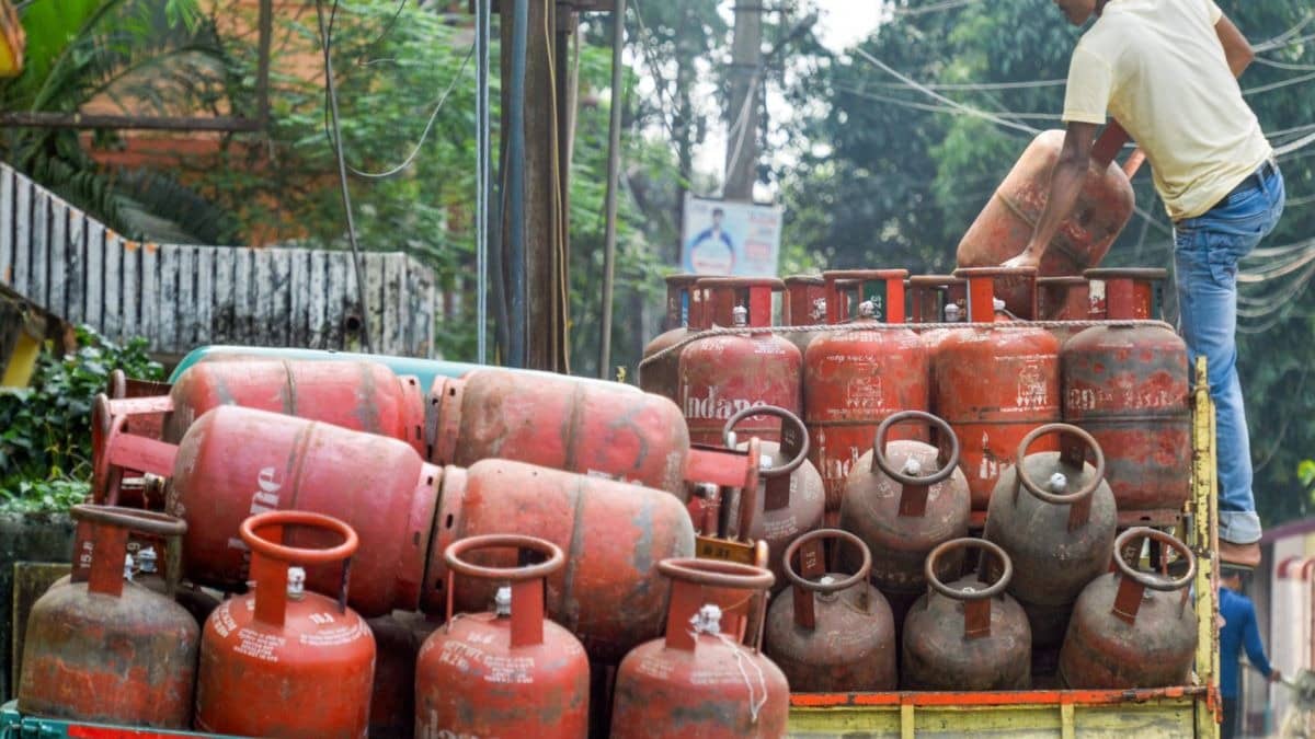 ‘Inflation Man Modi Has Cracked The Whip Again’: Congress Hits Out At Centre Over Commercial LPG Price Hike