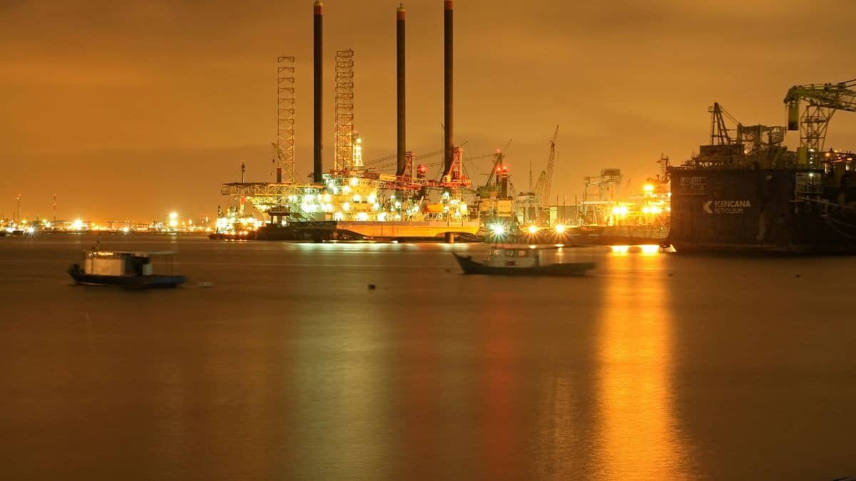Oil Prices Jump 2% Over $96 After Iran Targets US Airbase as Strait of Hormuz War Deepens