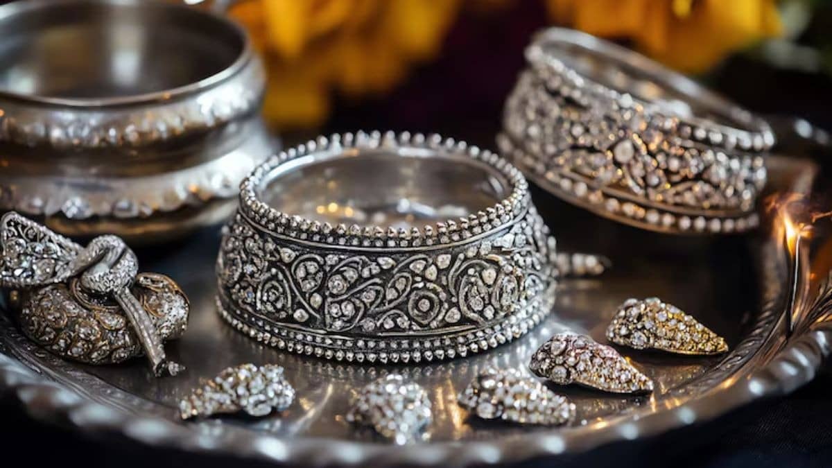 Why Is Silver Slipping Today? Key Reasons Dragging MCX Silver Down By More Than Rs 4,000