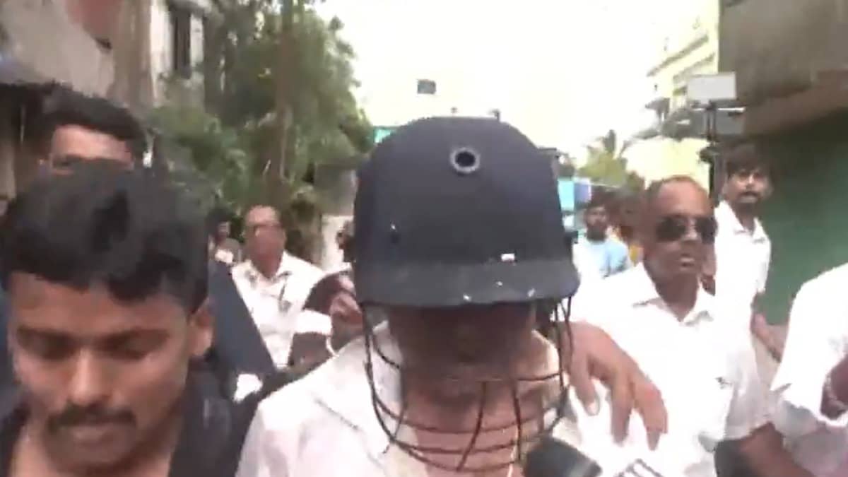 Sonarpur Locals Hurl Eggs, Tear Shirt, Raise ‘Chor’ Slogans At ‘Bhaipo’ Abhishek Banerjee | Watch