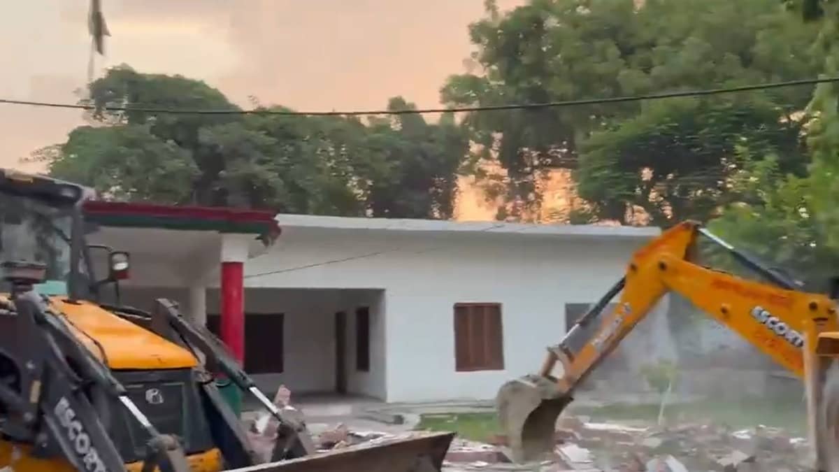 Sitapur Bulldozer Action: Samajwadi Party Office Demolished After 21 Years on Disputed Town Hall Land