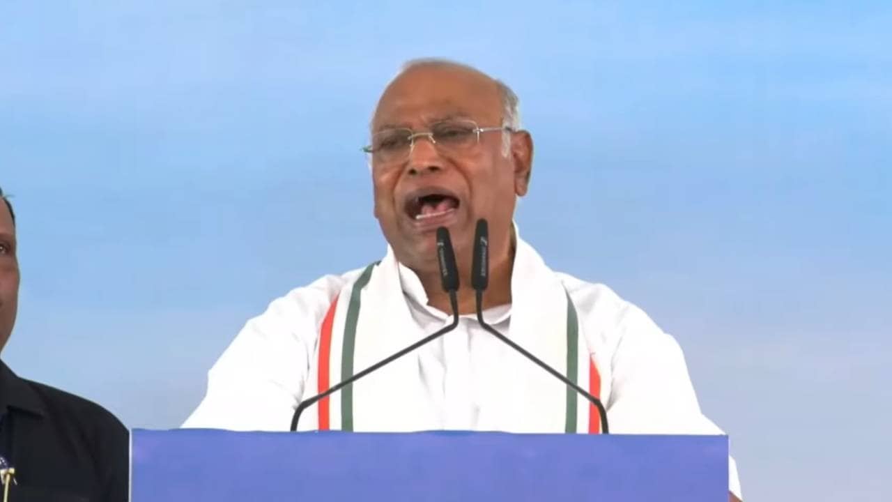 ‘Useless Fellows’: Congress President Mallikarjun Kharge Loses Cool At Party Workers Over DK Slogans; BJP Takes ‘Tukde Tukde’ Jibe