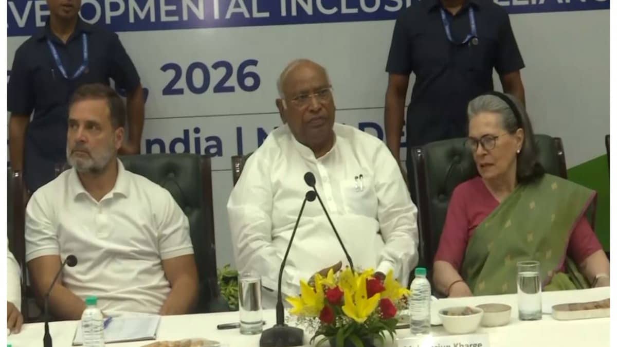 Kharge Flags SIR, Foreign Policy, Hails ‘Unity’ in Defeating Delimitation Bill At INDIA Bloc Meeting