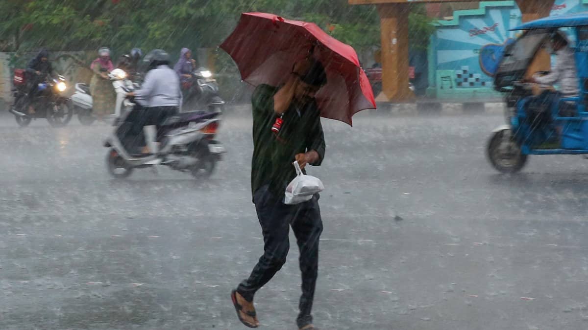 Monsoon Fury Grips India: Kolkata Lashed by Storms, Mumbai Traffic Snarls, Delhi Braces for Orange Alert