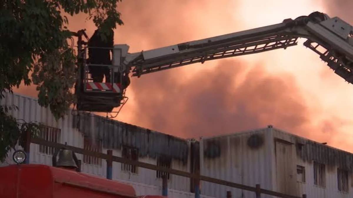 Major Fire Breaks Out In Slums Near Udyog Bhawan, 20 Tenders Deployed; No Injuries Reported