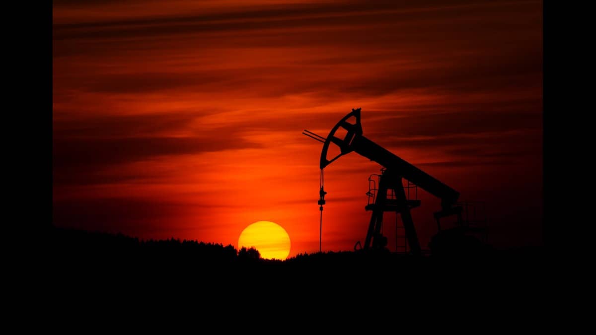 Oil Falls Over 1% After Trump Says Talks With Iran Ongoing