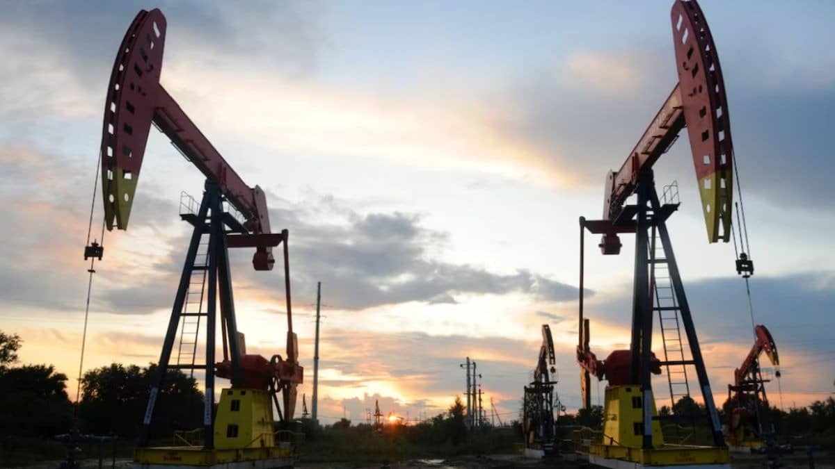 Oil Prices Fall 5% To 3-Month Low On Hopes Strait of Hormuz Will Open