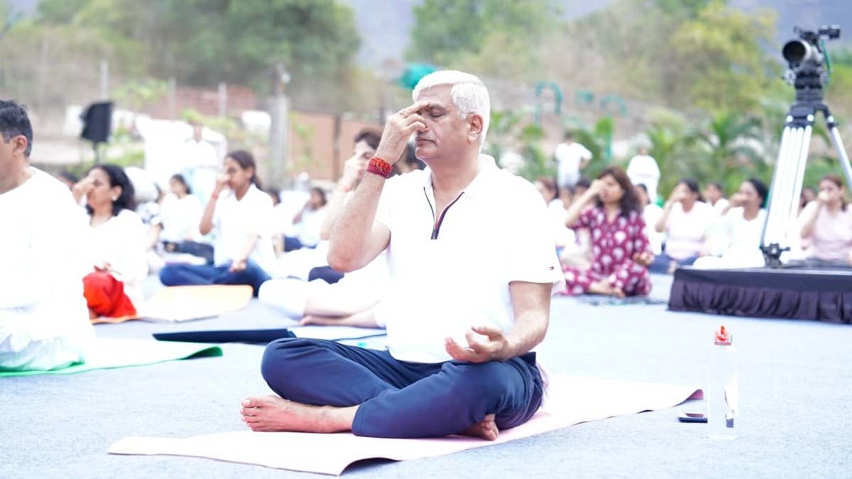 Union Minister Gajendra Singh Shekhawat Joins MaitriBodh Parivaar’s Unique Yoga Day At Karjat Ashram