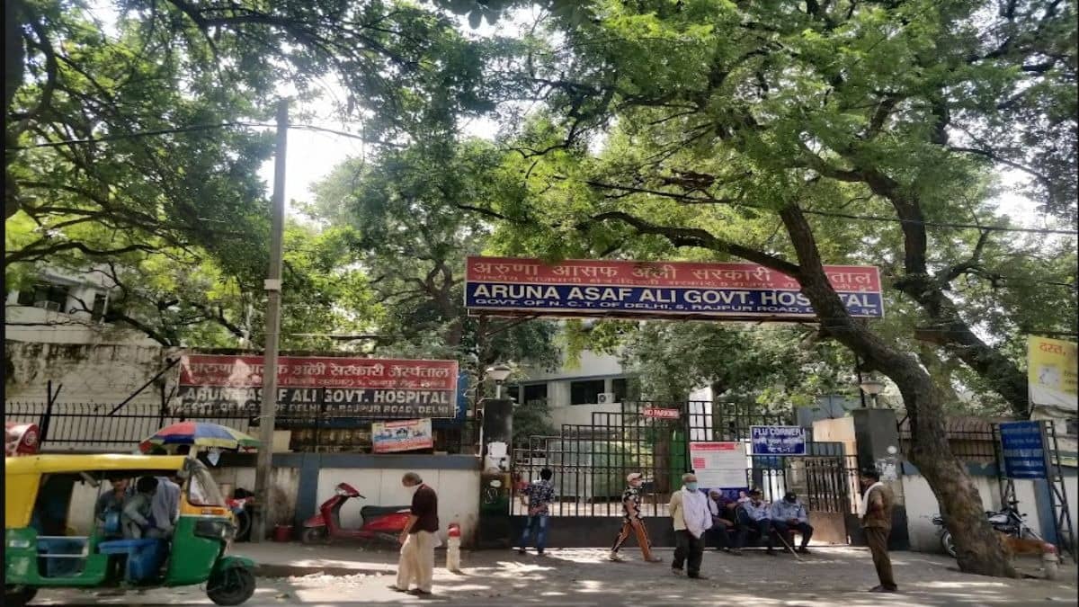Delhi Horror: Senior Doctor Found Dead Inside Locked Duty Room, 3-Page Suicide Note Reveals Relationship, Family Opposition