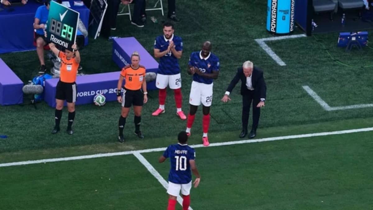 Didier Deschamps Bows to Kylian Mbappé as French Forward Gets Substituted Off vs Sweden; Video Goes Viral | WATCH