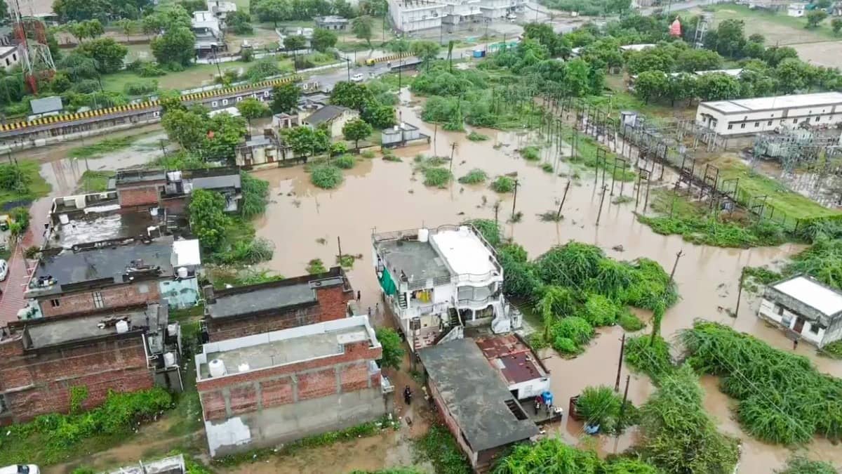 Record Rainfall Paralyzes Gujarat: 9 Dead and Over 3,500 Evacuated as Massive Floods Submerge Surat District