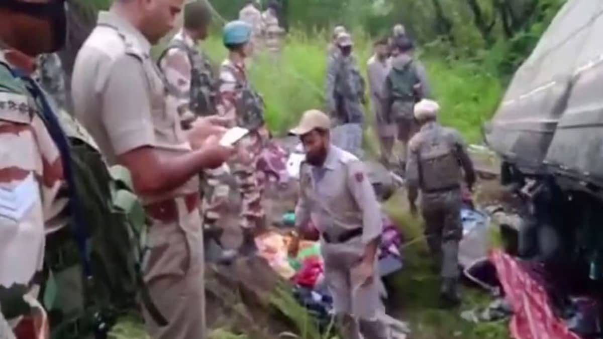 J-K: 39 Amarnath Yatra Pilgrims Injured in Ganderbal Bus Accident; LG Sinha Orders Health Assistance to Victims