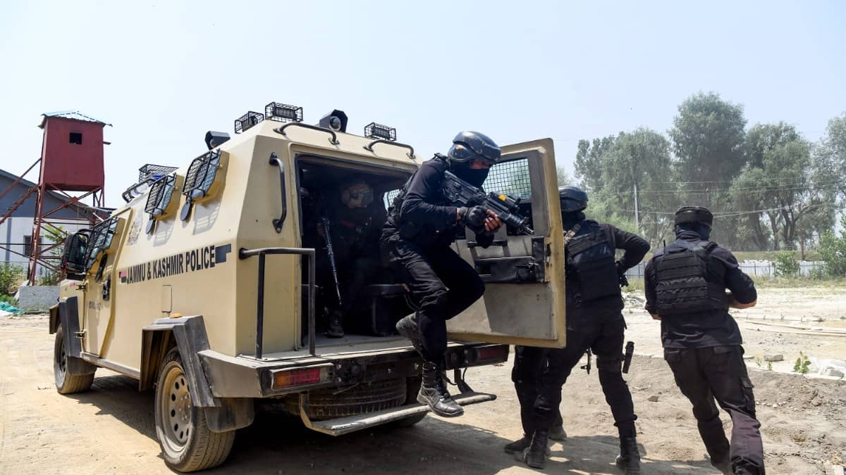 3 Personnel Injured After 2 Men Try to Snatch SOG Rifle in Jammu & Kashmir’s Doda; 1 Suspect Killed, Another on the Run